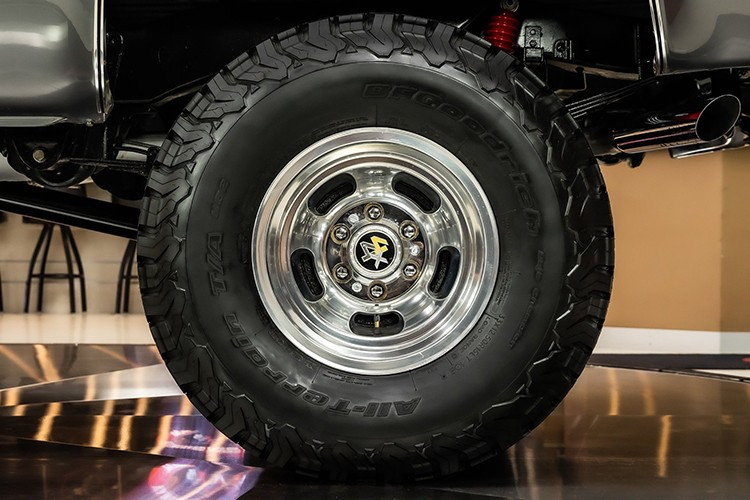 Đèn pha kép và cản trước, sau đều được mạ crôm. Chiếc xe sử dụng mâm US Mags 15 inch mạ crôm, bọc trong lốp BFGoodrich All-Terrain cỡ lớn 35 x 12.