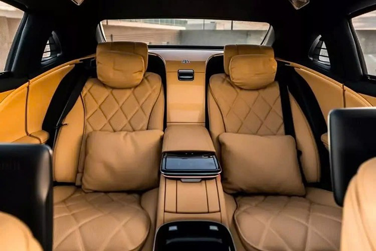 Về sức mạnh, chiếc Mercedes-Maybach S 680 này sở hữu động cơ V12 chế tác thủ công quen thuộc, là động cơ tăng áp kép 6.0 lít sản sinh công suất 621 mã lực và mô-men xoắn 664 lb-ft (900 Nm).