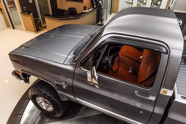 Nội thất xe được thiết kế riêng với khu vực ghế băng bọc da lộn màu đỏ hai tông màu có dây đai an toàn, ton sur ton với thảm sàn và trần xe màu đỏ.