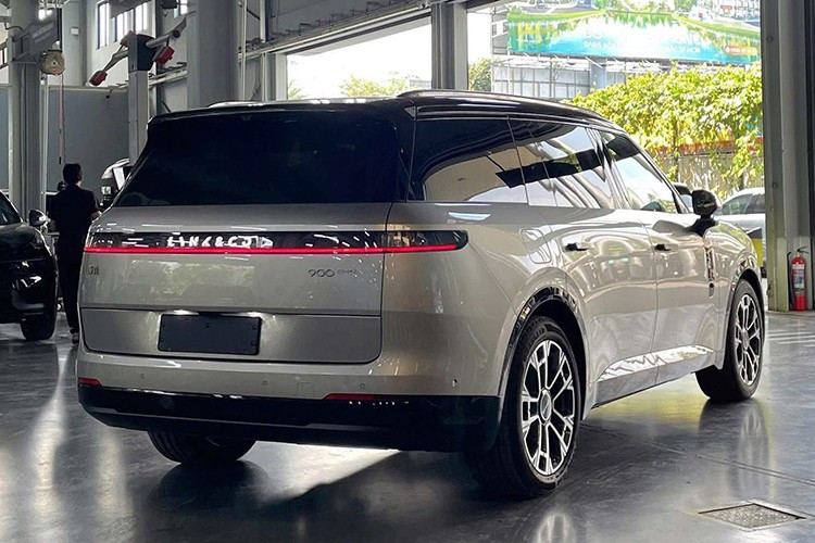 Lynk &amp; Co 900 là mẫu xe đã lần đầu tiên trình làng tại thị trường Trung Quốc vào tháng 1/2025. Đây là mẫu SUV lớn nhất của thương hiệu này tính đến thời điểm hiện tại. Xe sở hữu kích thước dài x rộng x cao lần lượt 5.240 x 1.999 x 1.810 mm và chiều dài cơ sở 3.160 mm. Khi bán ở Việt Nam, xe sẽ được định vị cao hơn Lynk &amp; Co 08 và 09.