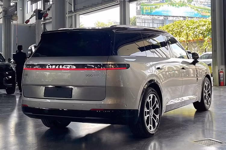 Lynk &amp; Co 900 là mẫu xe đã lần đầu tiên trình làng tại thị trường Trung Quốc vào tháng 1/2025. Đây là mẫu SUV lớn nhất của thương hiệu này tính đến thời điểm hiện tại. Xe sở hữu kích thước dài x rộng x cao lần lượt 5.240 x 1.999 x 1.810 mm và chiều dài cơ sở 3.160 mm. Khi bán ở Việt Nam, xe sẽ được định vị cao hơn Lynk &amp; Co 08 và 09.