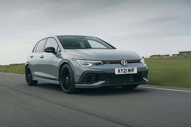 Thành công lớn đến mức Volkswagen đã bán được 461.690 chiếc Golf GTI thế hệ đầu tiên, mặc dù ban đầu công ty chỉ lên kế hoạch sản xuất 5.000 chiếc. Vào thời điểm đó, người ta nói rằng Volkswagen một lần nữa đã dân chủ hóa ngành công nghiệp ôtô – lần này tập trung vào dòng xe thể thao.