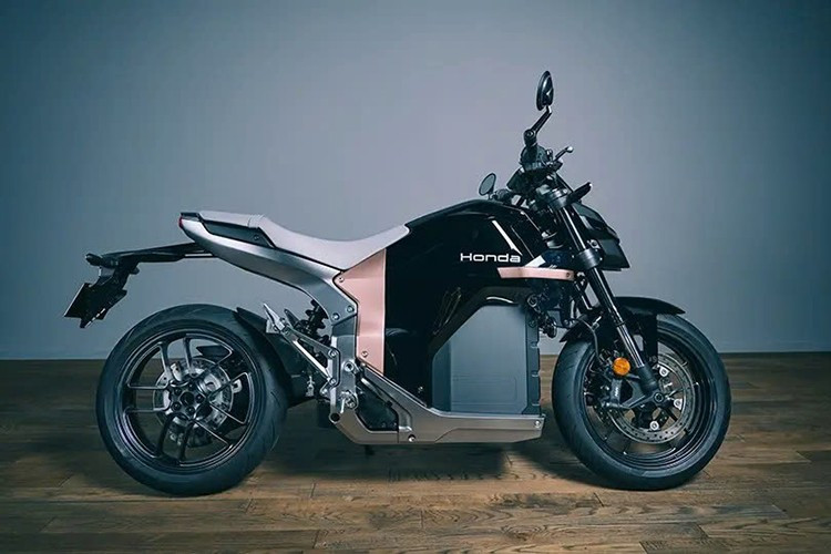 Nếu sử dụng điện gia đình, thời gian sạc đầy rơi vào khoảng 5,5 giờ, một con số khá hợp lý cho nhu cầu sử dụng hàng ngày. Tuy nhiên, rào cản lớn nhất để WN7 tiếp cận số đông chính là mức giá bán khá cao.