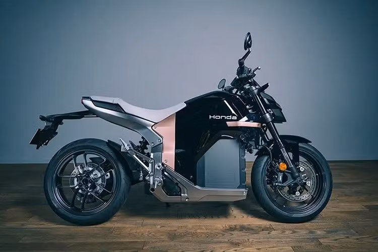 Nếu sử dụng điện gia đình, thời gian sạc đầy rơi vào khoảng 5,5 giờ, một con số khá hợp lý cho nhu cầu sử dụng hàng ngày. Tuy nhiên, rào cản lớn nhất để WN7 tiếp cận số đông chính là mức giá bán khá cao.