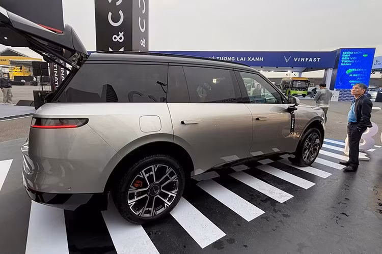 Lynk &amp; Co 900 có thể chạy hoàn toàn bằng điện với phạm vi hơn 200 km theo chu trình thử nghiệm WLTP. Trong khi đó, tổng phạm vi hoạt động kết hợp có thể đạt đến 1.443 km theo tiêu chuẩn CLTC của Trung Quốc. Cuối cùng là hệ thống đánh lái cầu sau với góc đánh lái tối đa 20 độ và hệ thống treo khí nén hai buồng. Các tính năng hỗ trợ lái trên xe được vận hành bởi nền tảng xử lý Nvidia AGX Thor với khả năng xử lý lên đến 700 TOPS.