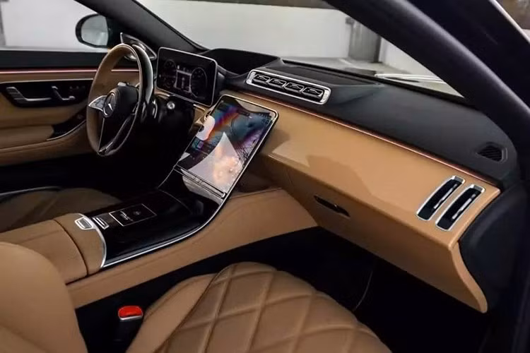 Xe sở hữu những trang bị tiện nghi, cao cấp hàng đầu như: bảng đồng hồ kỹ thuật số, hệ thống thông tin giải trí MBUX với màn hình cảm ứng trung tâm 12,8 inch, ghế sưởi ấm/thông gió, cửa sổ trời toàn cảnh, hệ thống âm thanh Burmester cao cấp…