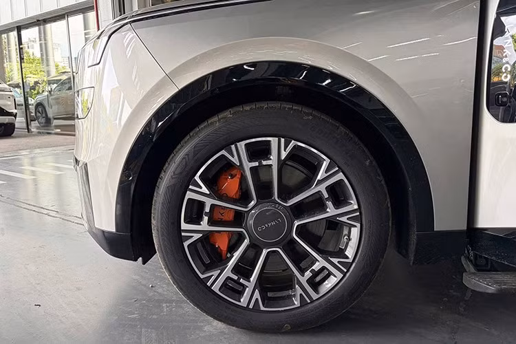 Những chi tiết ngoại thất đáng chú ý khác của xe gồm có hốc gió điều khiển chủ động trên cản trước, tay nắm cửa phẳng, gương chiếu hậu nằm trên cửa và nẹp trang trí tích hợp tên thương hiệu cũng như một số cảm biến ở chắn bùn trước. Cửa hậu cỡ lớn và mâm hợp kim đa chấu cũng được trang bị cho xe.