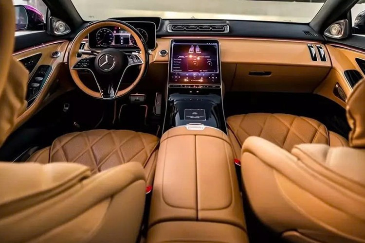 Bên trong, chiếc sedan hạng sang hiếm có này sở hữu nội thất bọc da màu nâu nhạt ở các phần dưới, trong khi các bộ phận phía trên, bao gồm một phần của tấm ốp cửa, phần trên của bảng điều khiển, cột trụ và trần xe, được làm bằng màu đen.