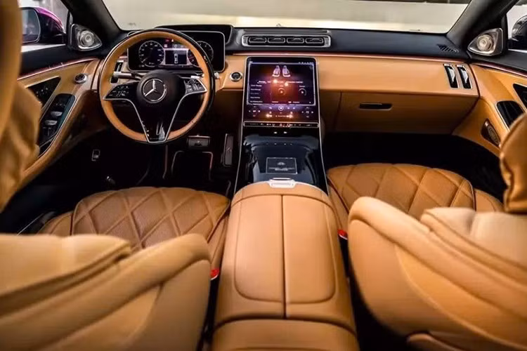 Bên trong, chiếc sedan hạng sang hiếm có này sở hữu nội thất bọc da màu nâu nhạt ở các phần dưới, trong khi các bộ phận phía trên, bao gồm một phần của tấm ốp cửa, phần trên của bảng điều khiển, cột trụ và trần xe, được làm bằng màu đen.