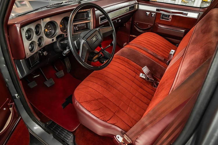 Vô lăng hai chấu nằm phía trước cụm đồng hồ nguyên bản, trong khi đồng hồ đo quãng đường hiển thị 74.719 dặm, chứng tỏ chiếc xe này không phải là xe chỉ để trưng bày.
