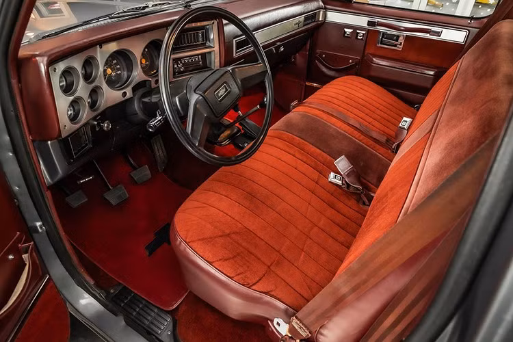 Vô lăng hai chấu nằm phía trước cụm đồng hồ nguyên bản, trong khi đồng hồ đo quãng đường hiển thị 74.719 dặm, chứng tỏ chiếc xe này không phải là xe chỉ để trưng bày.