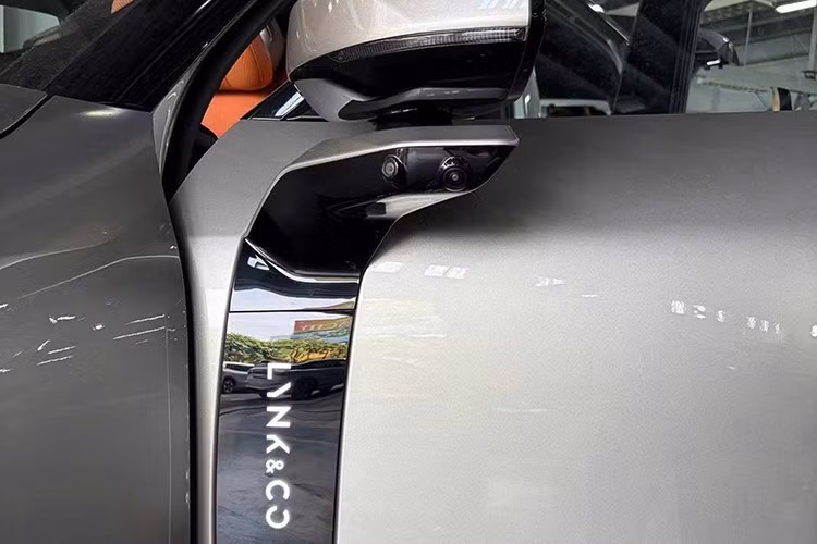 Nằm giữa đèn pha là màn hình với hơn 10.000 bóng LED nhỏ, cho phép hiển thị các thông điệp, hình ảnh tùy ý thông qua thao tác ở màn hình giải trí trung tâm. Tương tự như vậy, khu vực phía sau của xe cũng được tích hợp màn hình nằm phía trên cụm đèn hậu mỏng và nối liền hai bên.