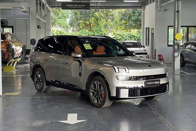 Tại triển lãm Phương tiện Di chuyển Việt Nam 2025 vừa diễn ra vào cuối tuần qua, thương hiệu Lynk &amp; Co đã mang mẫu xe mới là 900 đến trưng bày và giới thiệu. Trước đó, mẫu SUV cỡ lớn này cũng xuất hiện tại đại lý Lynk &amp; Co tại Việt Nam.