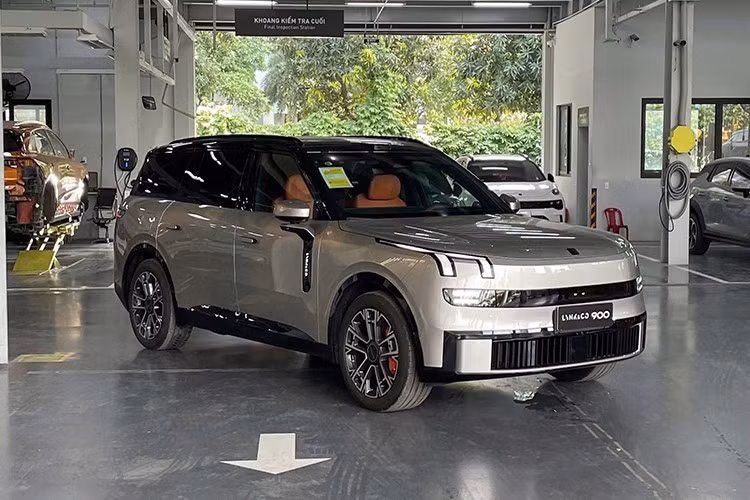 Tại triển lãm Phương tiện Di chuyển Việt Nam 2025 vừa diễn ra vào cuối tuần qua, thương hiệu Lynk &amp; Co đã mang mẫu xe mới là 900 đến trưng bày và giới thiệu. Trước đó, mẫu SUV cỡ lớn này cũng xuất hiện tại đại lý Lynk &amp; Co tại Việt Nam.