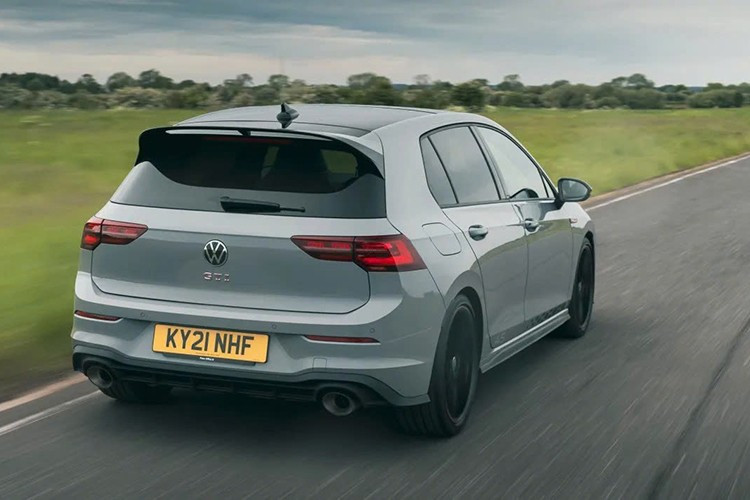 Khi chiếc Volkswagen Golf GTI năm 1976 có khả năng vượt trội so với nhiều mẫu xe đắt tiền hơn nhờ hiệu suất đáng nể khi tăng tốc từ 0 đến 62 mph (100 km/h) trong 9 giây và tốc độ tối đa 182 km/h.