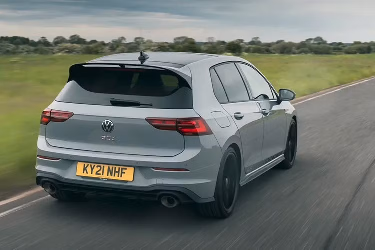 Khi chiếc Volkswagen Golf GTI năm 1976 có khả năng vượt trội so với nhiều mẫu xe đắt tiền hơn nhờ hiệu suất đáng nể khi tăng tốc từ 0 đến 62 mph (100 km/h) trong 9 giây và tốc độ tối đa 182 km/h.