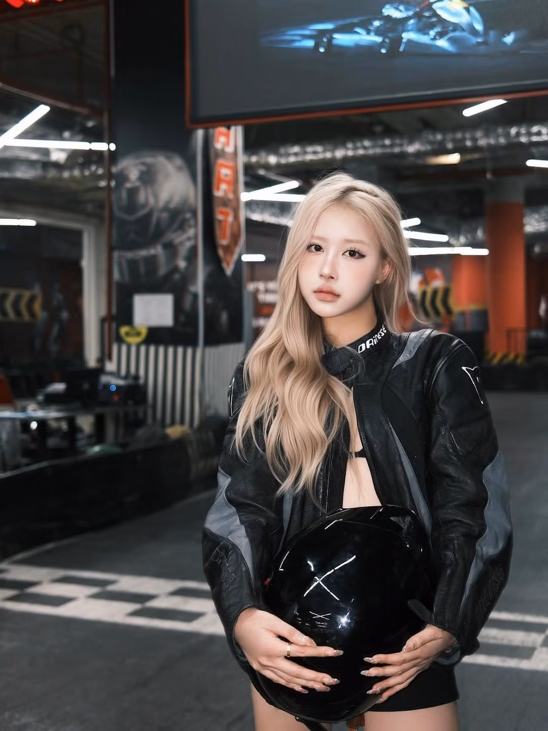 Trong loạt ảnh được chia sẻ, Huyền Diệu diện trang phục thể thao bó sát, khoe trọn vóc dáng thon gọn, nóng bỏng như những ngôi sao Hàn Quốc ở trường đua xe go-kart.