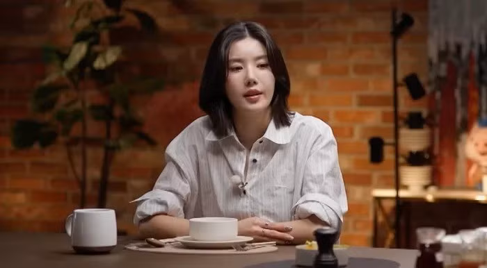 Trong buổi chia sẻ mới đây, 'nữ thần waterbomb' Kwon Eun Bi lần đầu tiết lộ về mối quan hệ đặc biệt với anh trai cùng hành trình nỗ lực để đền đáp tình cảm gia đình.