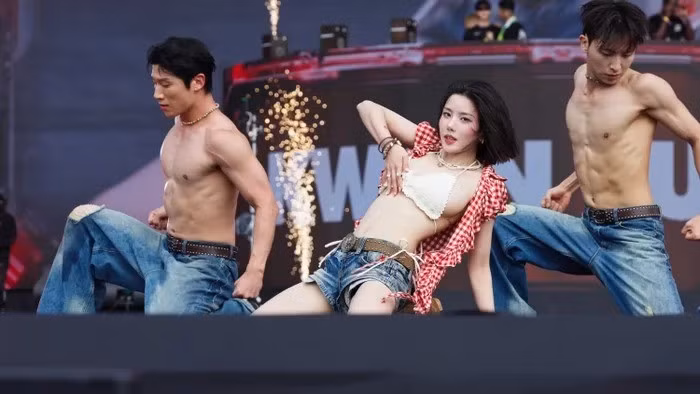 Cha mẹ Kwon Eun Bi khi ấy vì lo lắng về tài chính nên không ủng hộ. Vào thời điểm đó, anh trai đang học trung học đã âm thầm góp một phần tiền học thêm cho cô, giấu bố mẹ để giúp em gái theo đuổi ước mơ.