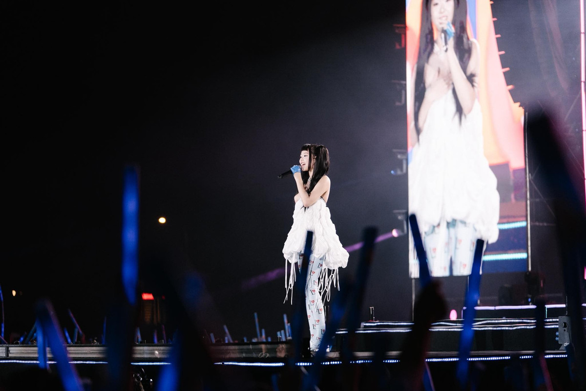 Ánh Sáng AZA, tên thật Nguyễn Lê Ngọc Ánh Sáng, sinh năm 2006, là một trong những gương mặt Gen Z nổi bật của làng giải trí Việt.