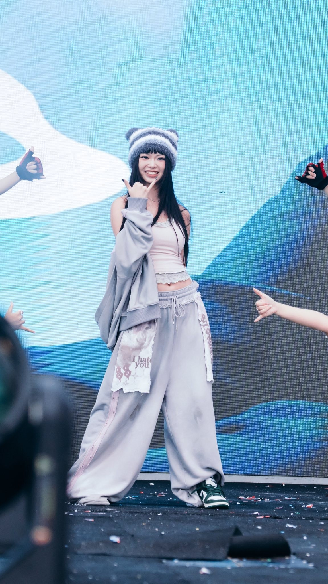 Song song đó, Ánh Sáng AZA cũng là thí sinh nổi bật tại chương trình “Em xinh” (Say Hi), tiếp tục ghi điểm với hình ảnh trẻ trung, tràn đầy năng lượng.