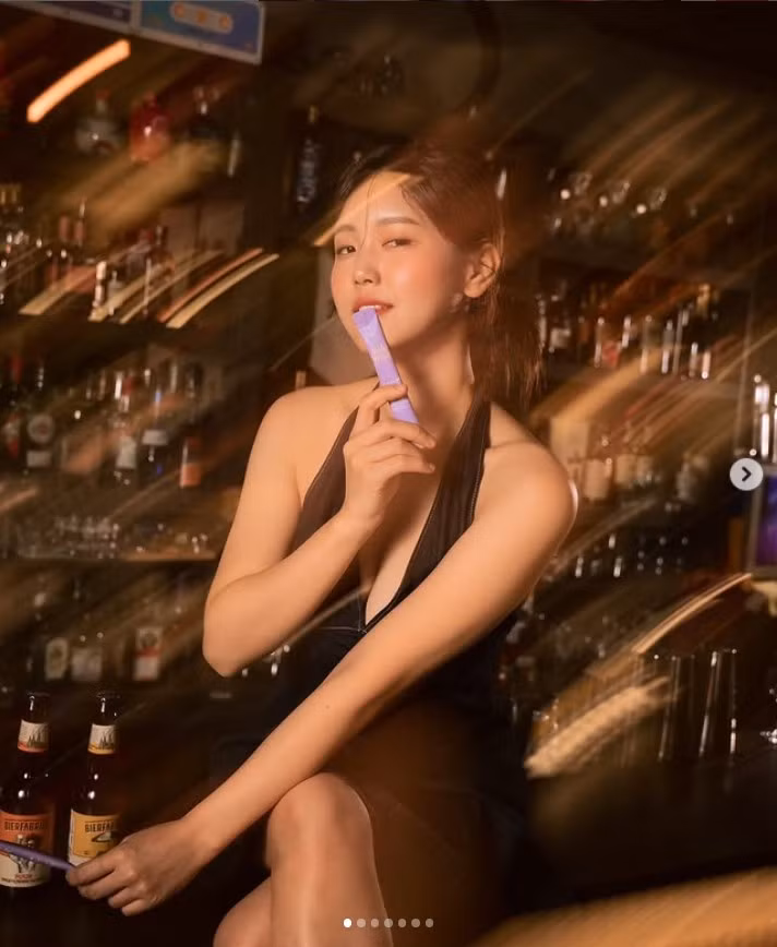 Trong clip, cô kể rằng khi tình cờ xem lại những bức ảnh bikini từng khiến bản thân vụt sáng cách đây 3 - 4 năm, cô bỗng muốn sống lại cảm xúc ngày ấy.