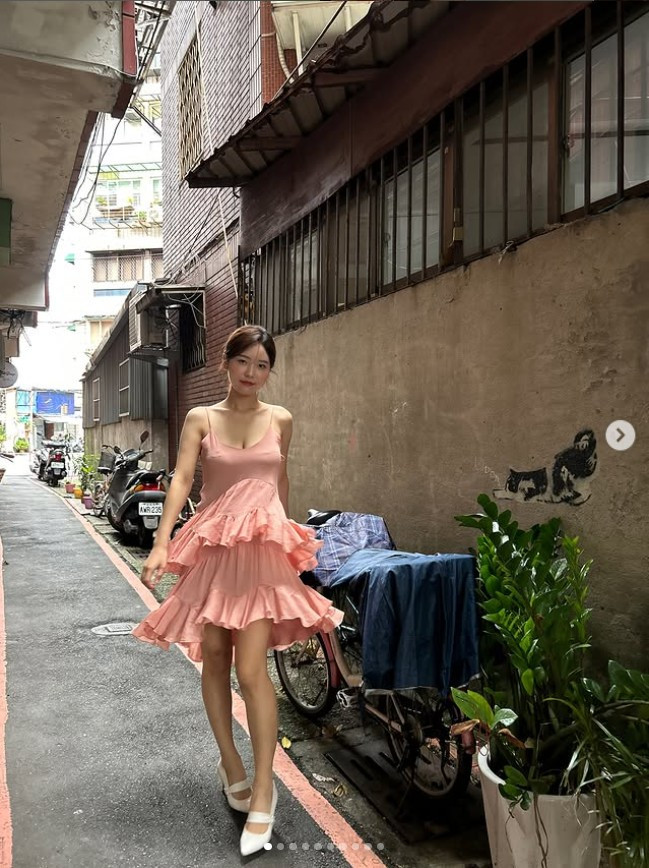 Vì bộ bikini cũ đã hỏng, Judy quyết định mua một mẫu mới để tái hiện hình ảnh cũ. Lần này, cô chọn một bộ bikini đỏ nổi bật với thiết kế cut-out táo bạo.