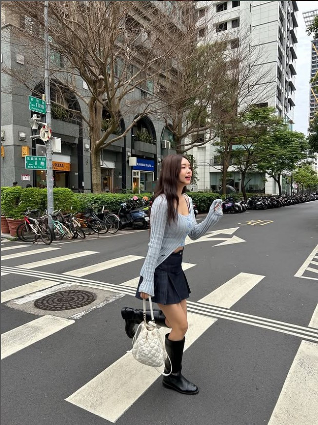 Chỉ cần xuất hiện trước ống kính, Judy đã ngay lập tức khiến khán giả choáng ngợp. Phần ngực được khoét sâu, lưng và eo lộ rõ làn da trắng mịn, cùng thân hình săn chắc, cân đối. Hình ảnh ấy vừa gợi cảm, vừa toát lên sự mạnh mẽ và tự tin.