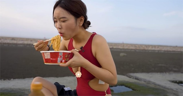 Không dừng lại ở đó, điều khiến Judy thật sự bứt phá so với nhiều YouTuber khác chính là thân hình nóng bỏng, đường cong đầy đặn và tỉ lệ cơ thể cân đối tới mức được nhiều người hâm mộ gọi vui là “không khoa học” vì độ hoàn hảo hiếm có.