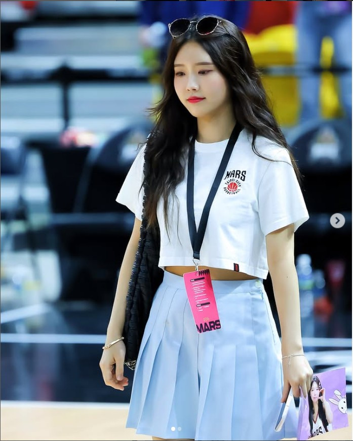 Các clip ghi lại khoảnh khắc đời thường, từ những chuyến đi dạo biển, những lần nấu ăn tại nhà cho đến chia sẻ góc nhìn cá nhân, đều mang màu sắc đặc trưng: vừa gần gũi, vừa toát lên nét quyến rũ tự nhiên.