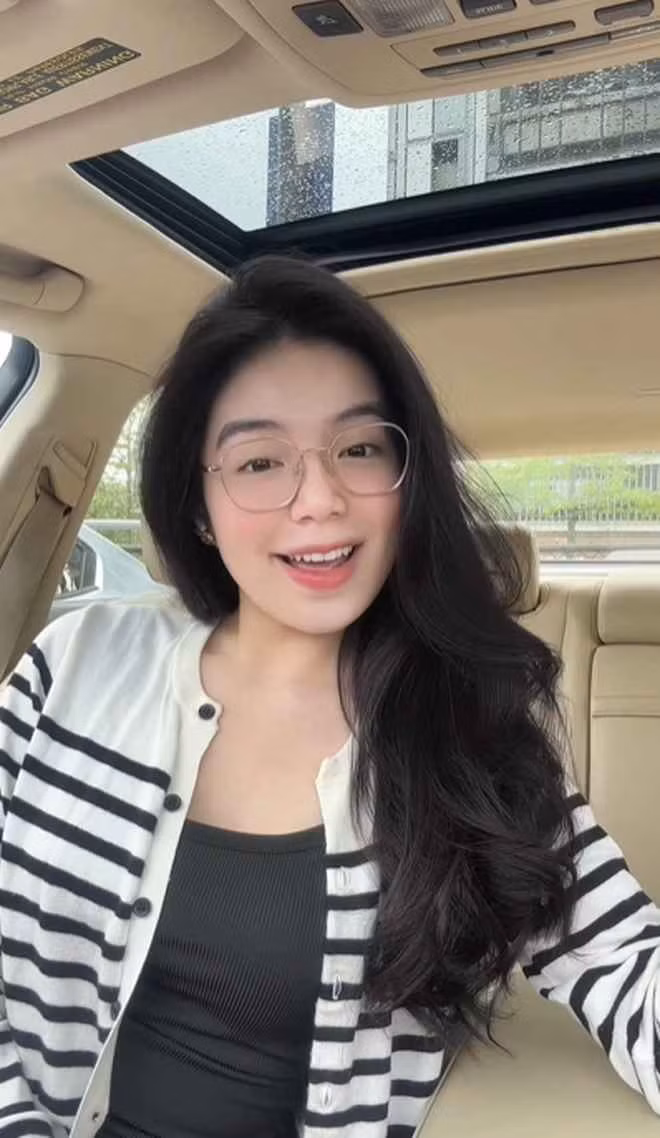 Nhiều người bày tỏ, video của Em Trâm thu hút là bởi cô nàng sở hữu vẻ ngoài xinh đẹp, gương mặt thanh tú cùng body chuẩn.