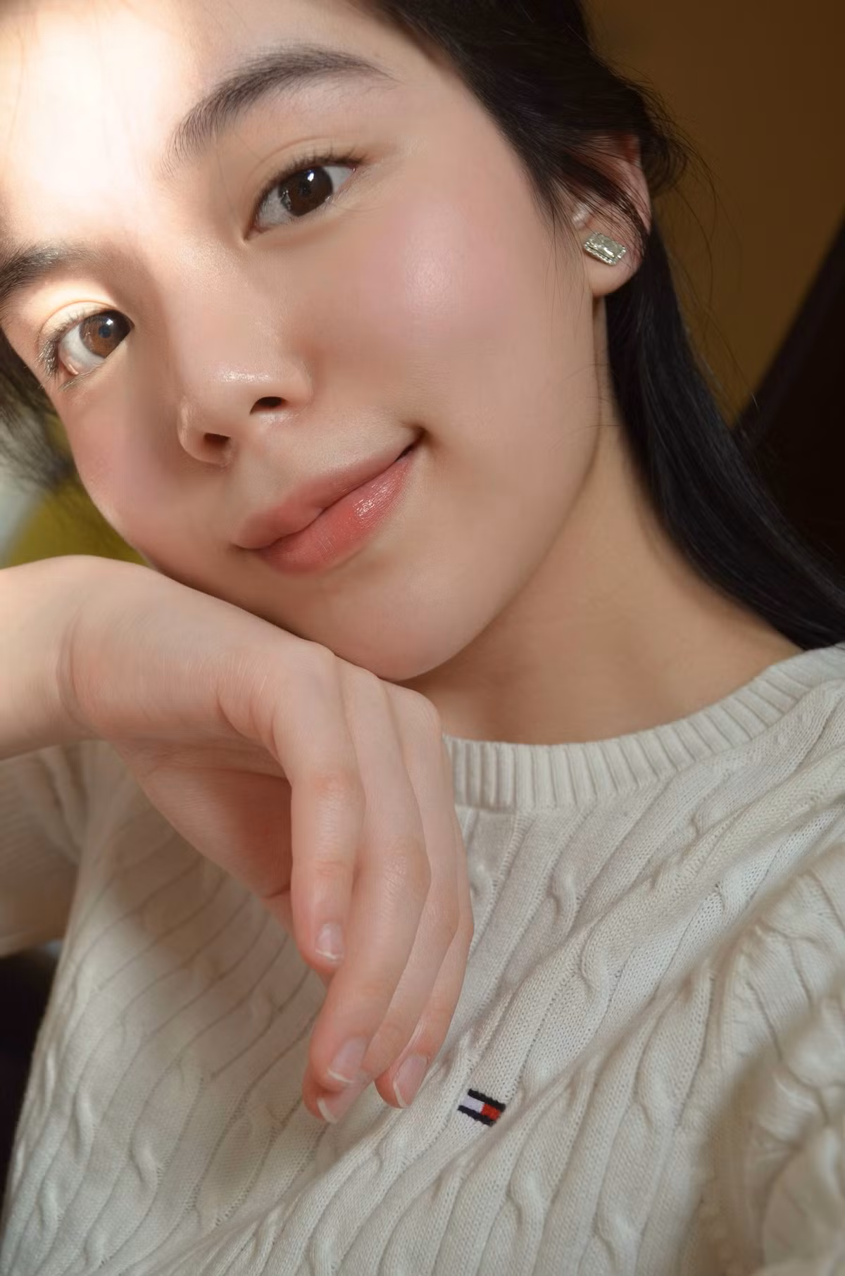 Dù không làm video cầu kỳ, chỉ diện những bộ trang phục đời thường từ áo sơ mi, quần ngắn đến những bộ váy vóc sang chảnh, ôm body nhưng các đoạn clip của cô bạn này đều thu hút hàng triệu lượt xem.