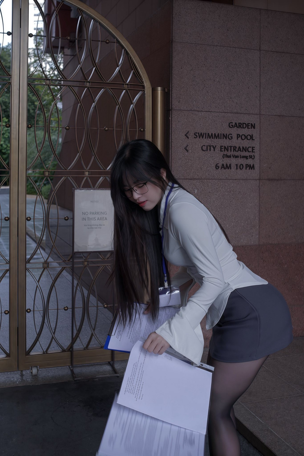 Một số fan thậm chí còn hài hước bày tỏ mong muốn “xin việc” ở bất kỳ công ty nào có sự hiện diện của “cô thư ký” này.