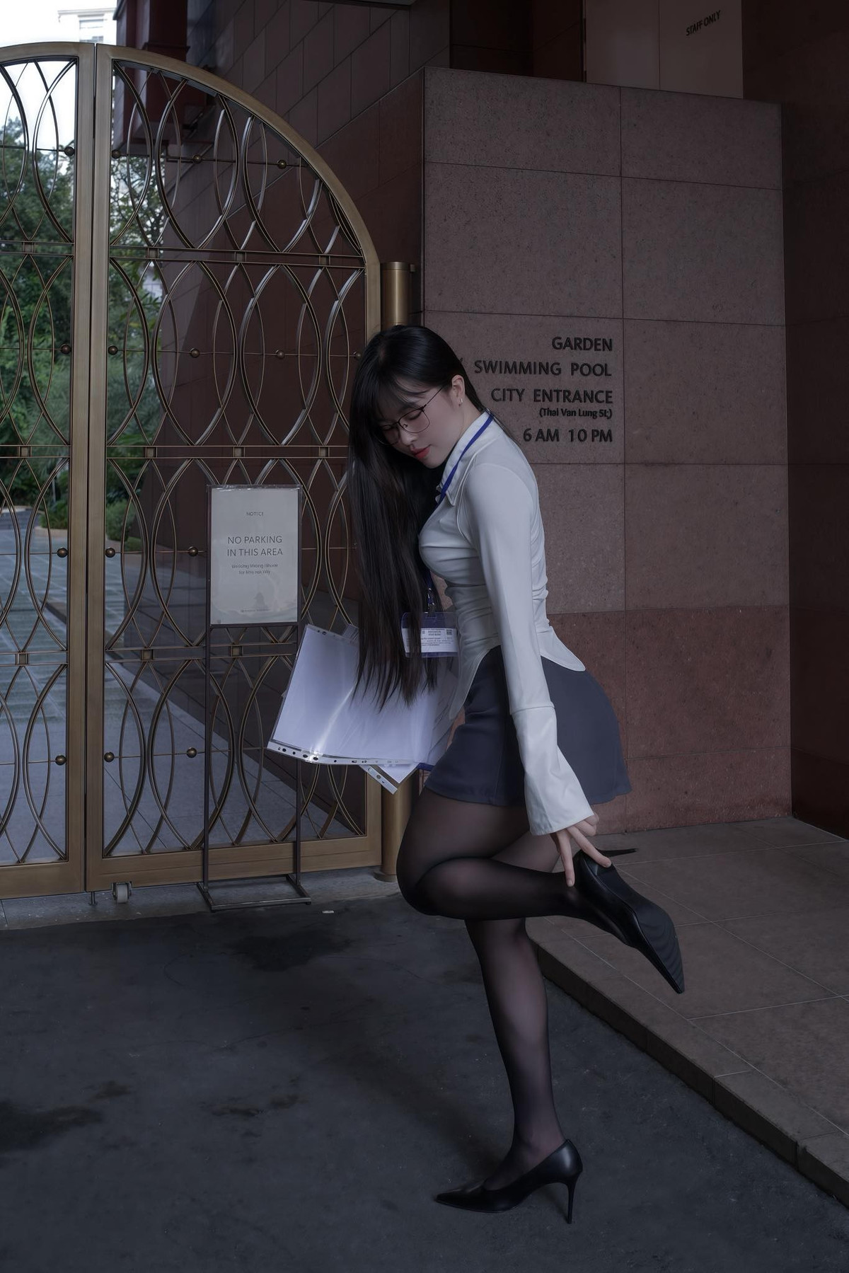 mới đây, Đ.D đã bất ngờ “lột xác” hoàn toàn khi hóa thân thành một “cô thư ký” gợi cảm.