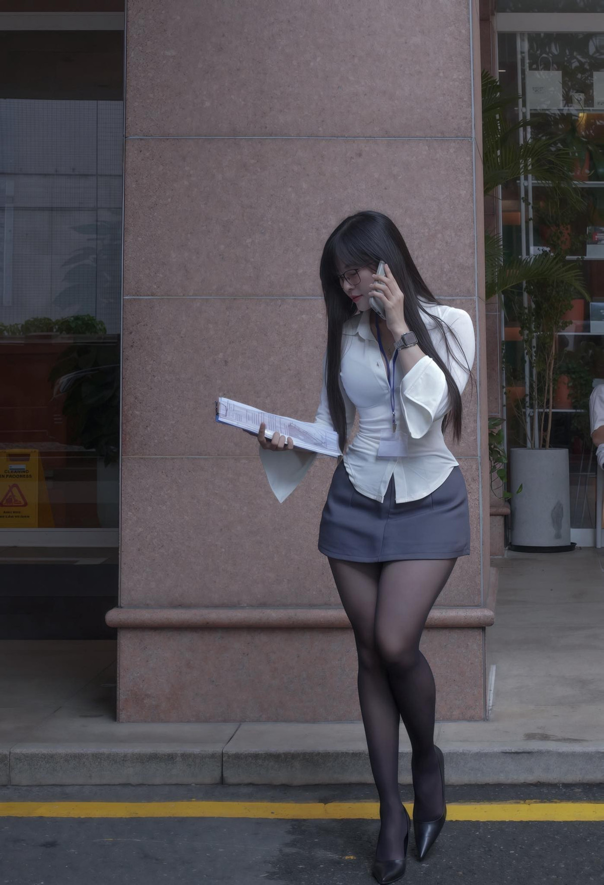 Thêm vào đó, cặp kính gọng tròn khiến nữ gymer vừa toát lên vẻ tri thức, vừa giữ được sự quyến rũ khó cưỡng. Bộ ảnh nhanh chóng trở thành chủ đề bàn tán sôi nổi trên khắp các diễn đàn.