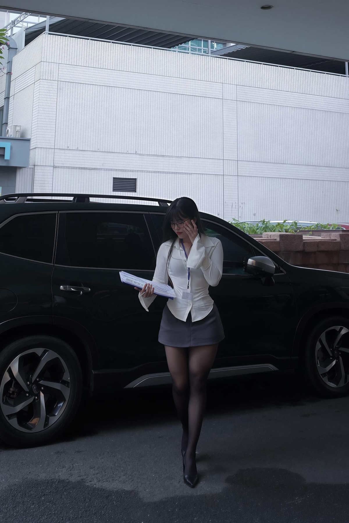 Khác hẳn với hình ảnh năng động, khoẻ khoắn trong phòng tập, Đ.D xuất hiện với sơ mi trắng ôm dáng, chân váy ngắn kết hợp tất đen và giày cao gót.