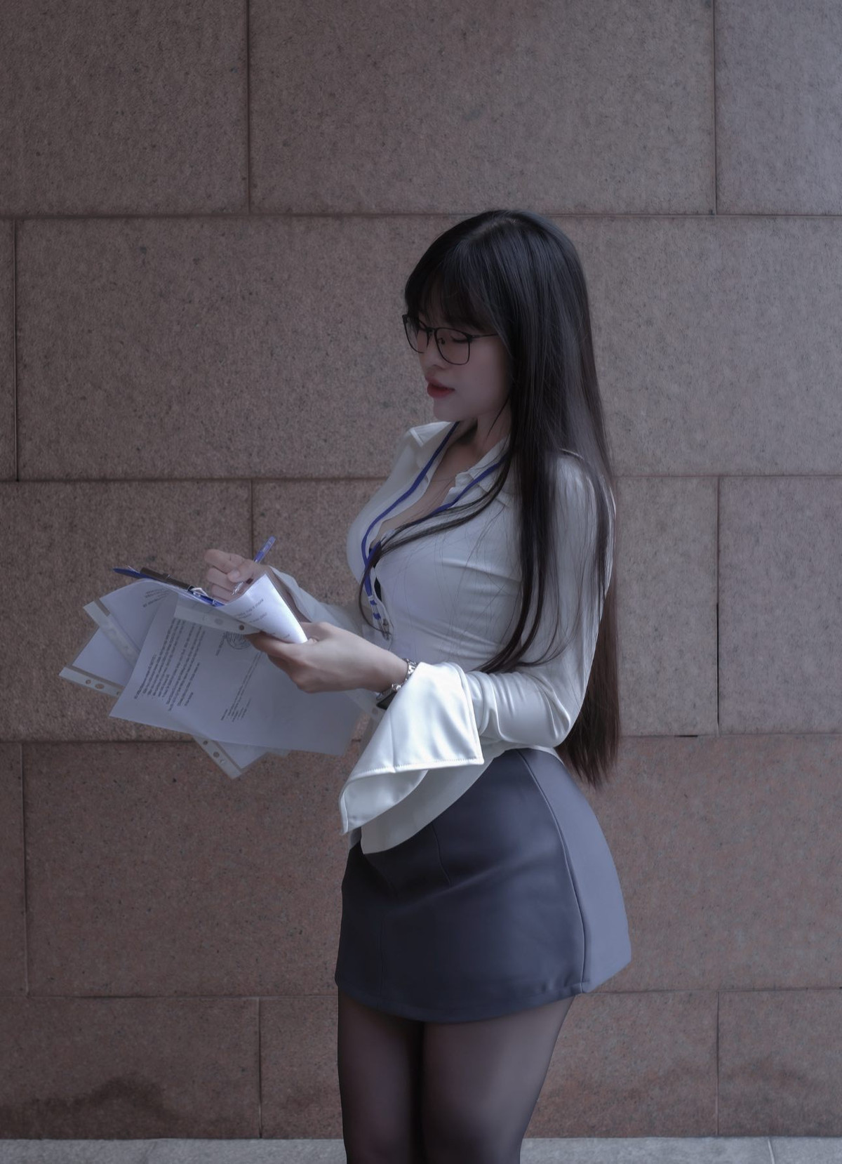 Ngay sau khi những bức hình hóa thân thành “cô thư ký” được đăng tải, CĐM đã không giấu nổi sự bất ngờ với Đ.D.