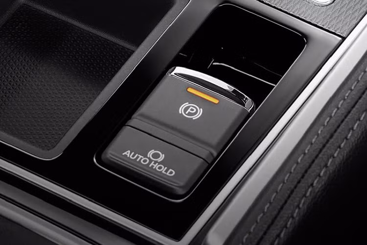 Nội thất gồm ba hàng ghế bọc da cho bảy người, ghế lái chỉnh điện tám hướng, màn hình cảm ứng trung tâm 8 inch hỗ trợ Apple CarPlay và Android Auto.