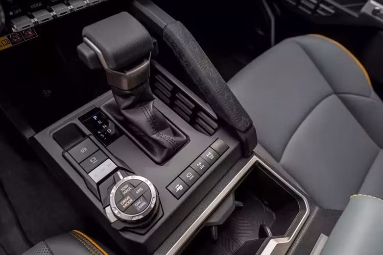 Các trang bị trên bản SR5 bao gồm màn hình đa địa hình hiển thị hình ảnh bên trong cabin về các chướng ngại vật phía trước và phía dưới, bộ giảm xóc Bilstein và bộ vành xe 18 inch khác, được bọc trong lốp địa hình FALKEN WildPeak 33 inch, đều được giữ nguyên trên sàn xe.