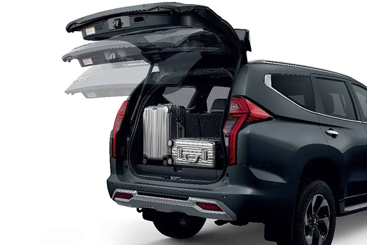 Xe sử dụng hệ thống xả thải giờ đạt chuẩn EURO 5 thay vì EURO 4 như bản cũ. Mức tiêu thụ nhiên liệu được công bố ở mức 6,58 lít/100 km, giảm 13% so với trước. Mức giá chính thức của Pajero Sport 2.4 GT 2WD tại Thái Lan là 1.139.000 baht (tương đương 925 triệu đồng).