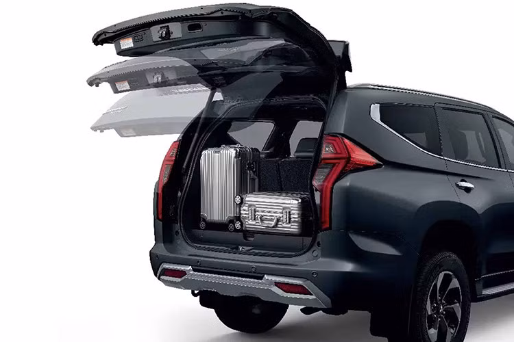 Xe sử dụng hệ thống xả thải giờ đạt chuẩn EURO 5 thay vì EURO 4 như bản cũ. Mức tiêu thụ nhiên liệu được công bố ở mức 6,58 lít/100 km, giảm 13% so với trước. Mức giá chính thức của Pajero Sport 2.4 GT 2WD tại Thái Lan là 1.139.000 baht (tương đương 925 triệu đồng).