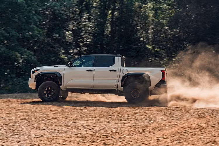 Được thiết kế chuyên dụng cho việc vượt địa hình, Toyota Tacoma Trailhunter 2026 là sự kết hợp của các bộ phận dành cho xe địa hình, bao gồm giảm xóc ống đơn rèn Old Man Emu 2,5 inch, ống hút gió gắn cao và lốp địa hình Goodyear 33 inch bọc quanh bánh xe màu đồng 18 inch.