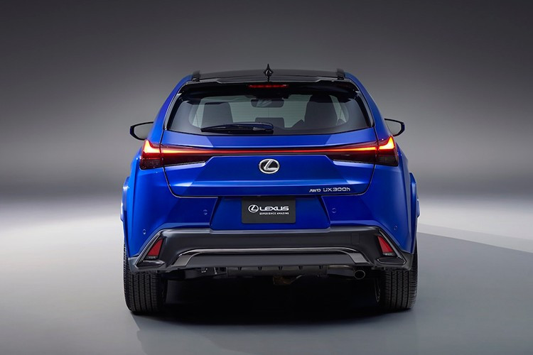 Mức giá khởi điểm của UX 2026 tăng nhẹ lên 38.250 USD (khoảng hơn 999 triệu đồng), trong khi phiên bản cao cấp nhất UX 300h AWD F Sport Handling có giá 48.240 USD (khoảng 1,260 tỷ đồng), nhỉnh hơn 170 USD so với trước.