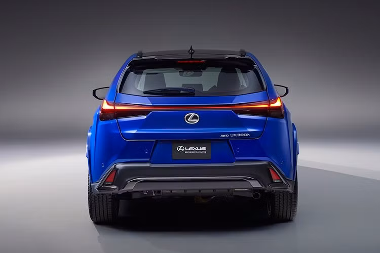 Mức giá khởi điểm của UX 2026 tăng nhẹ lên 38.250 USD (khoảng hơn 999 triệu đồng), trong khi phiên bản cao cấp nhất UX 300h AWD F Sport Handling có giá 48.240 USD (khoảng 1,260 tỷ đồng), nhỉnh hơn 170 USD so với trước.