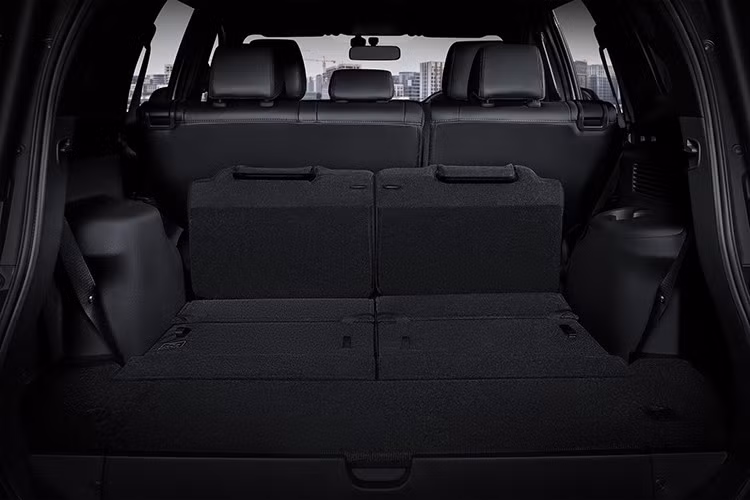 Mitsubishi Pajero Sport 2025 còn sở hữu một số tiện ích hiện đại khác: chìa khóa thông minh, điều hòa tự động đa vùng, hệ thống lọc không khí nano X, phanh tay điện tử, định vị vệ tinh...