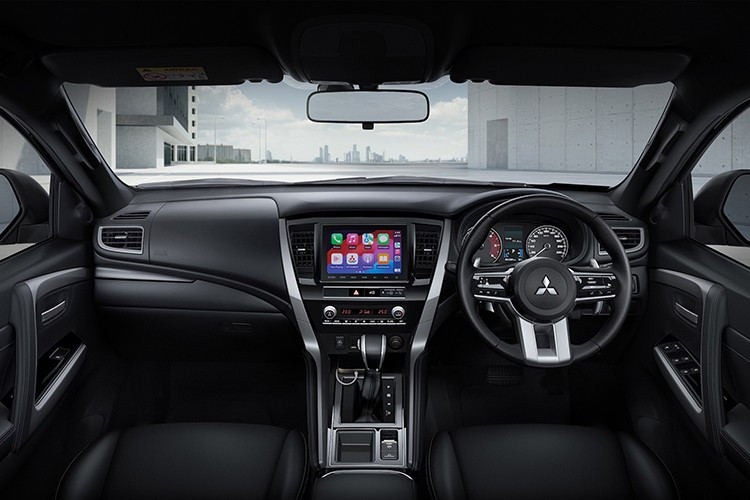 Về nội thất, không gian bên trong Mitsubishi Pajero Sport thế hệ mới không có nhiều thay đổi đáng kể cả về hình thức lẫn trang bị tiện ích so với bản tiền nhiệm, nhưng được bổ sung thêm một số trang bị tiện nghi hiện đại.