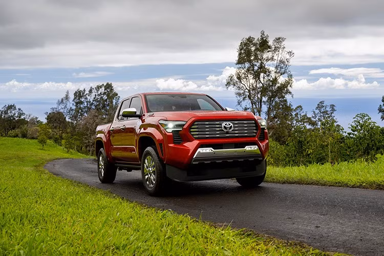 Toyota cho biết phiên bản mới của xe bán tải sẽ có mặt vào mùa đông năm nay. Về giá khởi điểm của Tacoma mới, Toyota đặt mức giá khởi điểm là 32.145 USD (khoảng 839 triệu đồng) cho phiên bản SR cơ bản. Phiên bản cao cấp nhất TRD Pro thậm chí còn đắt gấp đôi, với mức giá niêm yết lên đến 64.350 USD (hơn 1,68 tỷ đồng).