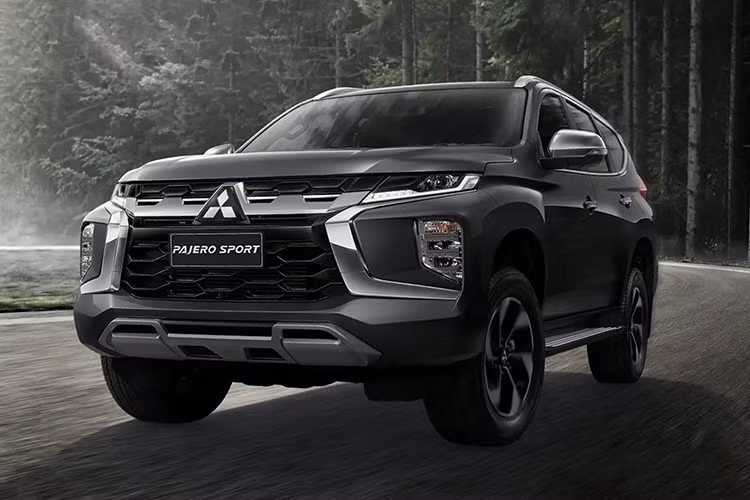 Về an toàn, Pajero Sport GT 2WD sở hữu loạt tính năng tiêu chuẩn như hệ thống cảnh báo va chạm phía trước (FCM), ga tự động Cruise Control, phanh tay điện tử tích hợp giữ phanh tự động, cùng hai túi khí phía trước.