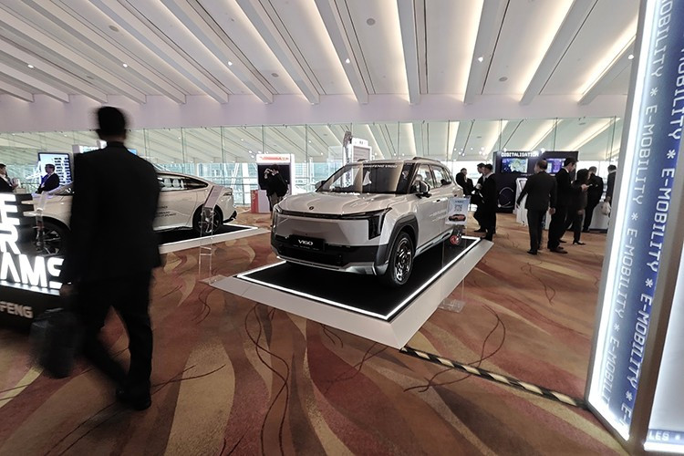 Dongfeng vốn không còn là cái tên xa lạ với cánh tài xế tại Việt Nam. Trước đây, thương hiệu Dongfeng thường gắn liền với ôtô tải. Tuy nhiên, kể từ đầu năm 2025, thông qua nhà phân phối Carvivu, Dongfeng đã gia nhập mảng xe du lịch tại thị trường Việt Nam với 4 mẫu ôtô, bao gồm Box, Mage, Huge và E70.