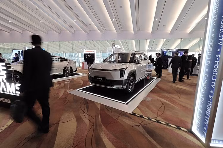 Dongfeng vốn không còn là cái tên xa lạ với cánh tài xế tại Việt Nam. Trước đây, thương hiệu Dongfeng thường gắn liền với ôtô tải. Tuy nhiên, kể từ đầu năm 2025, thông qua nhà phân phối Carvivu, Dongfeng đã gia nhập mảng xe du lịch tại thị trường Việt Nam với 4 mẫu ôtô, bao gồm Box, Mage, Huge và E70.